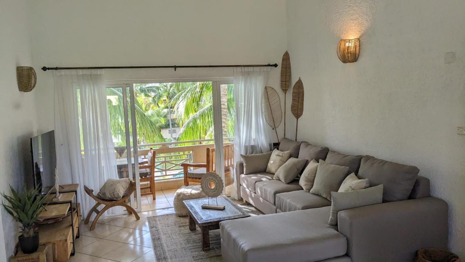 Charming Close To & Amenities - De Charme Proche Apartment *
